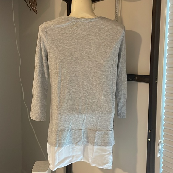 Vince Camuto Woven Grey&White Hem Layered Light TshirtTop - Picture 4 of 10
